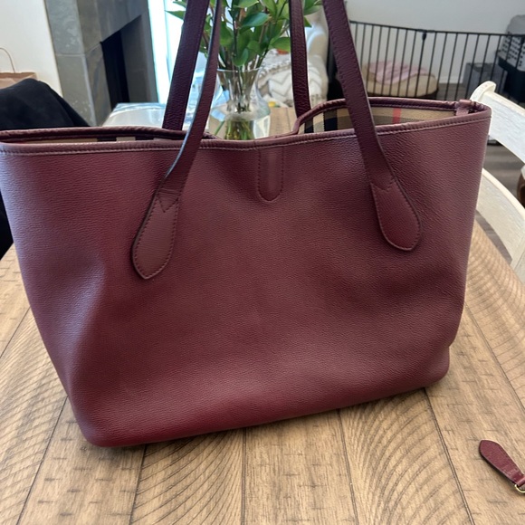 Versatile tote bag can be worn in two styles. Comes with wallet and wristlet - Picture 3 of 16